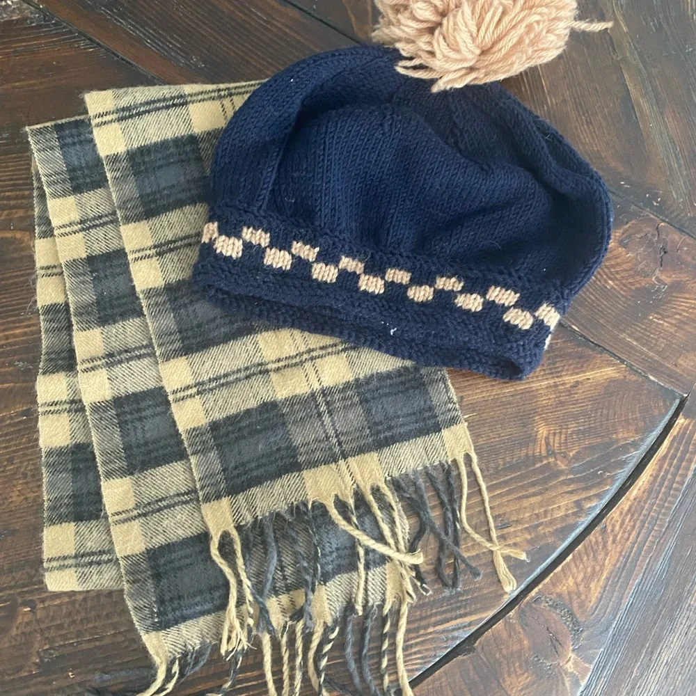 Boys hat & scarf size 4-10 y